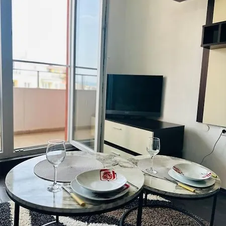 Studio Close To Airport Apartment *